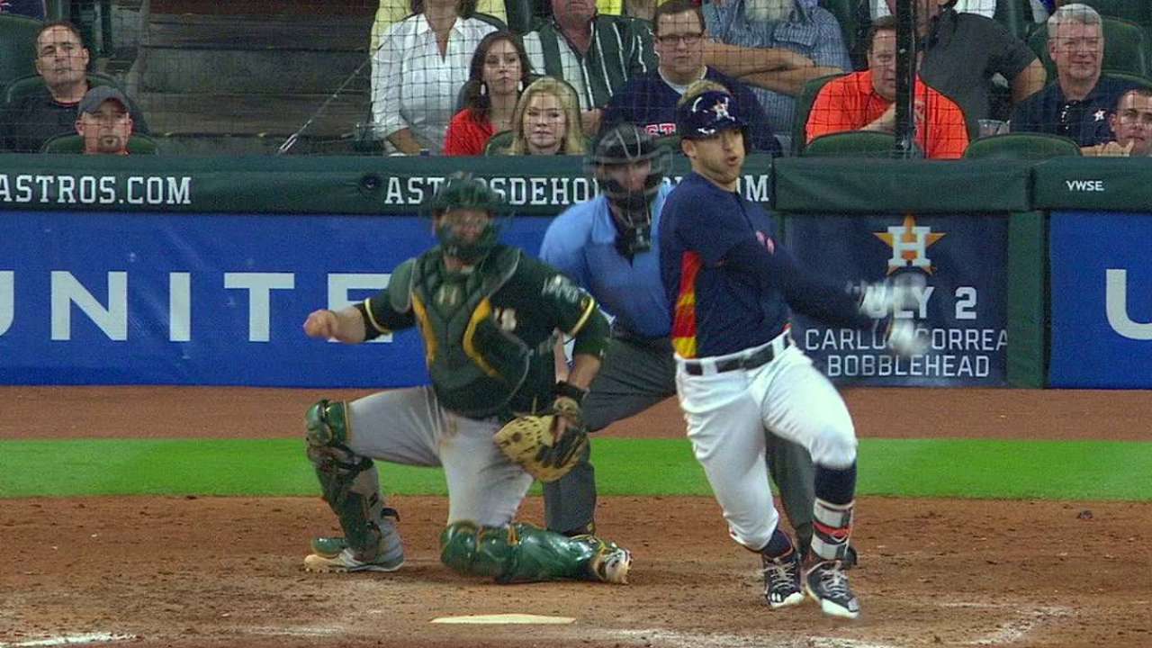 Astros doblegan a Atléticos detrás de Correa, Gatis