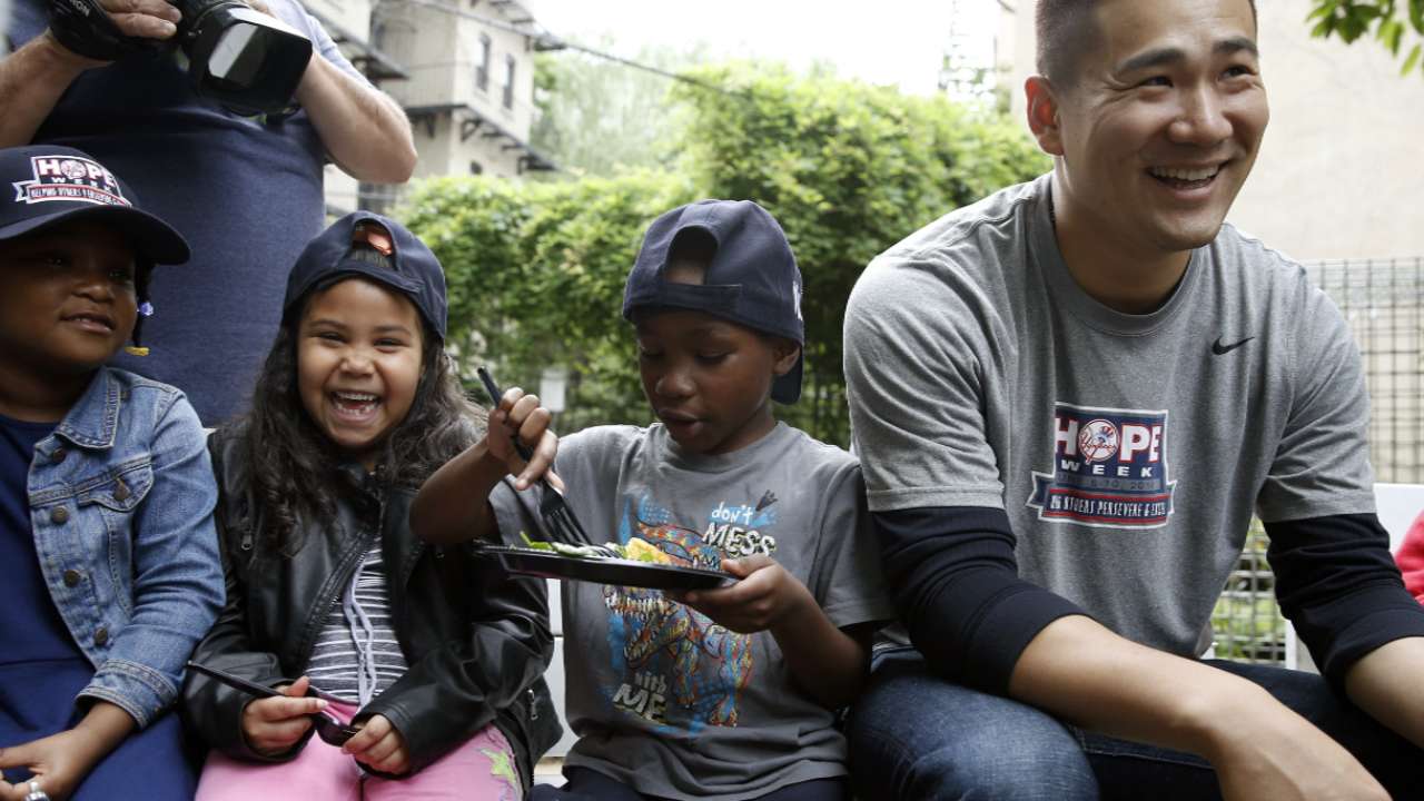 Farm to table: Yanks plant, prepare food with kids