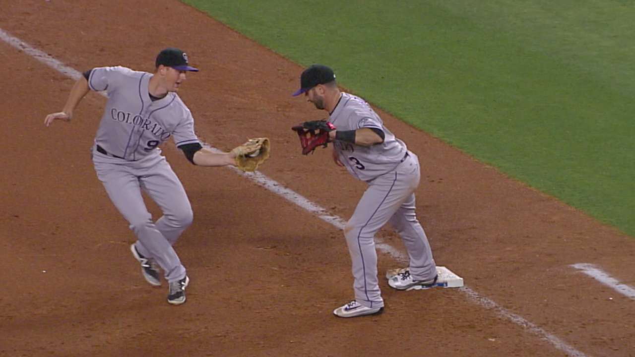 Dodgers load the bases on error
