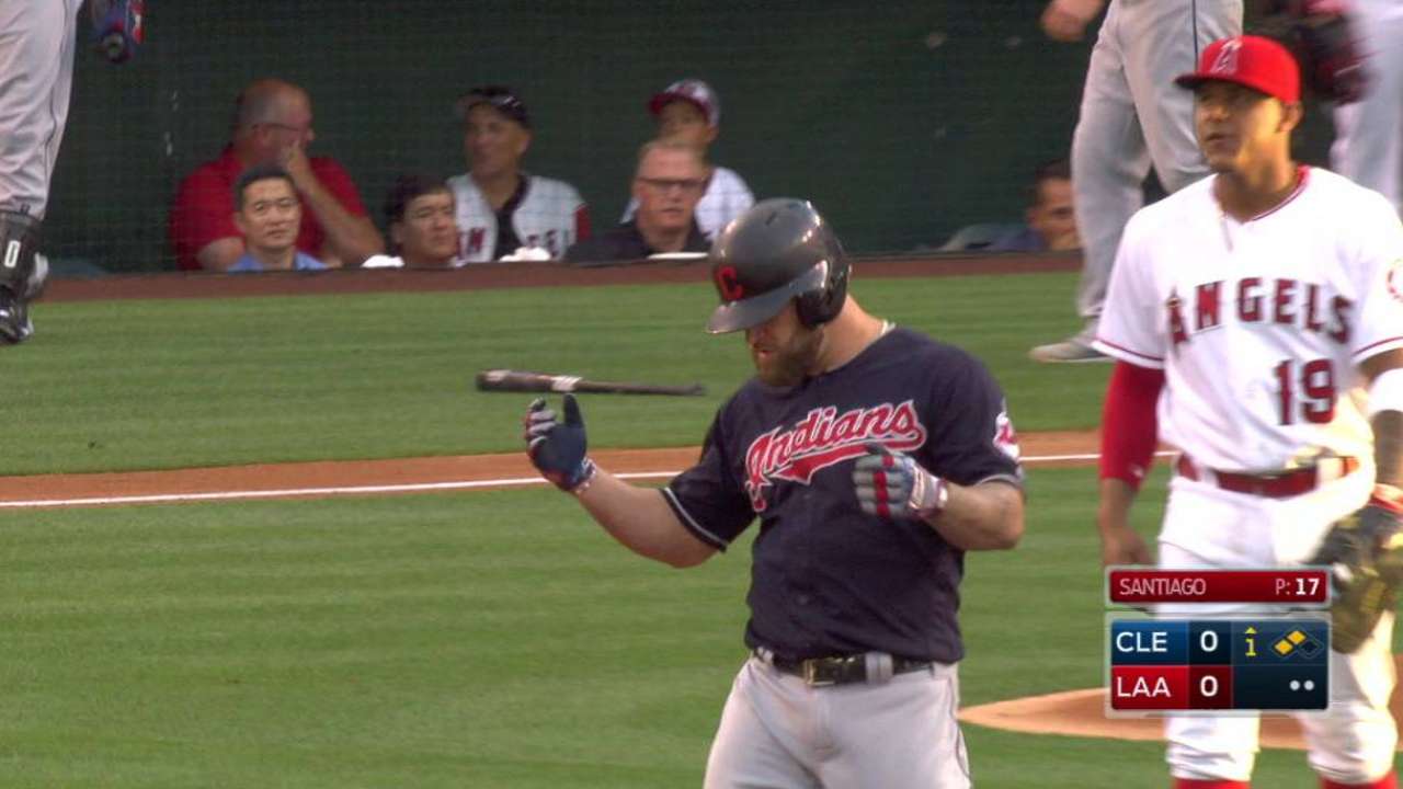 Kluber lanza juego de 3 hits, Indios ganan a Angelinos