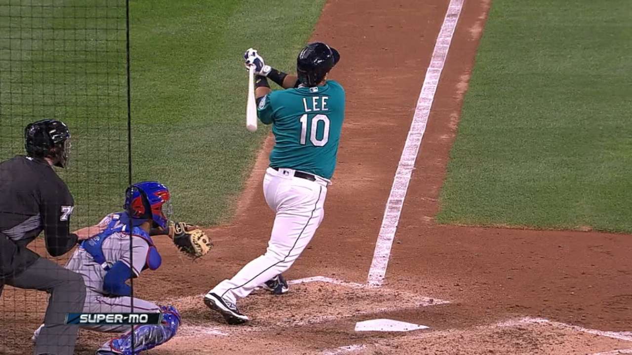 Lee gifts win to Mariners with two home runs