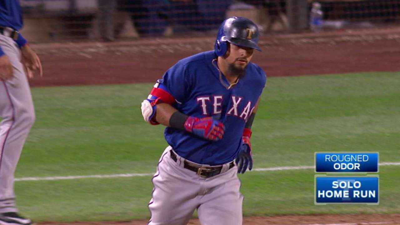 Rangers triunfan en Seattle con HR de Odor en la 11ma