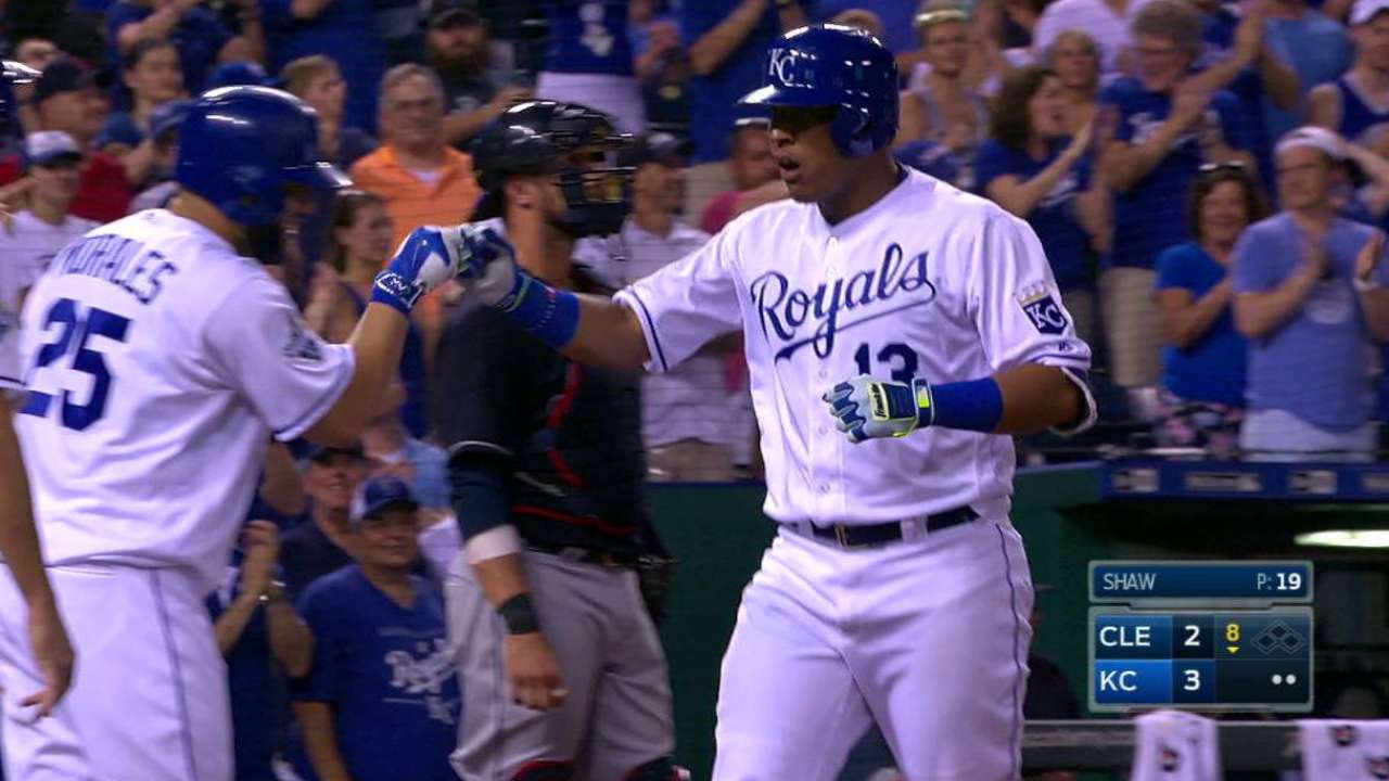 Salvador Pérez suena HR en la 8va y Reales le pegan a Indios