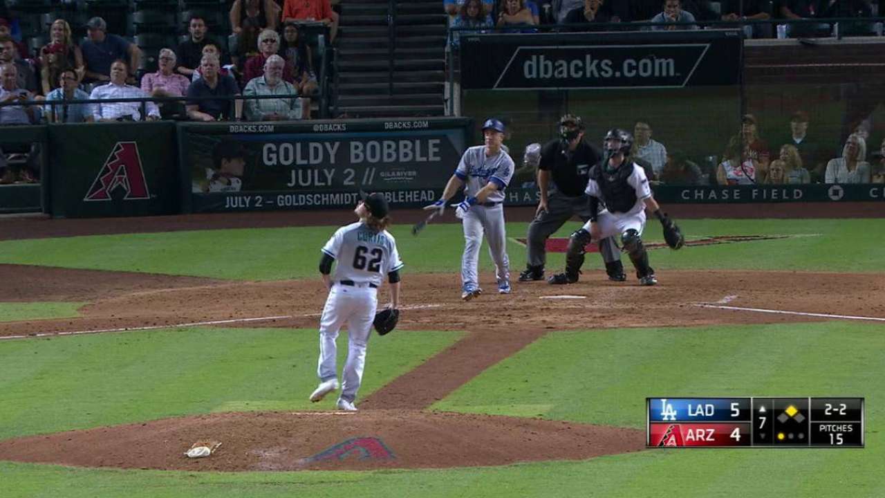 Con 4 jonrones Dodgers emparejan serie en Arizona; Maeda lesionado