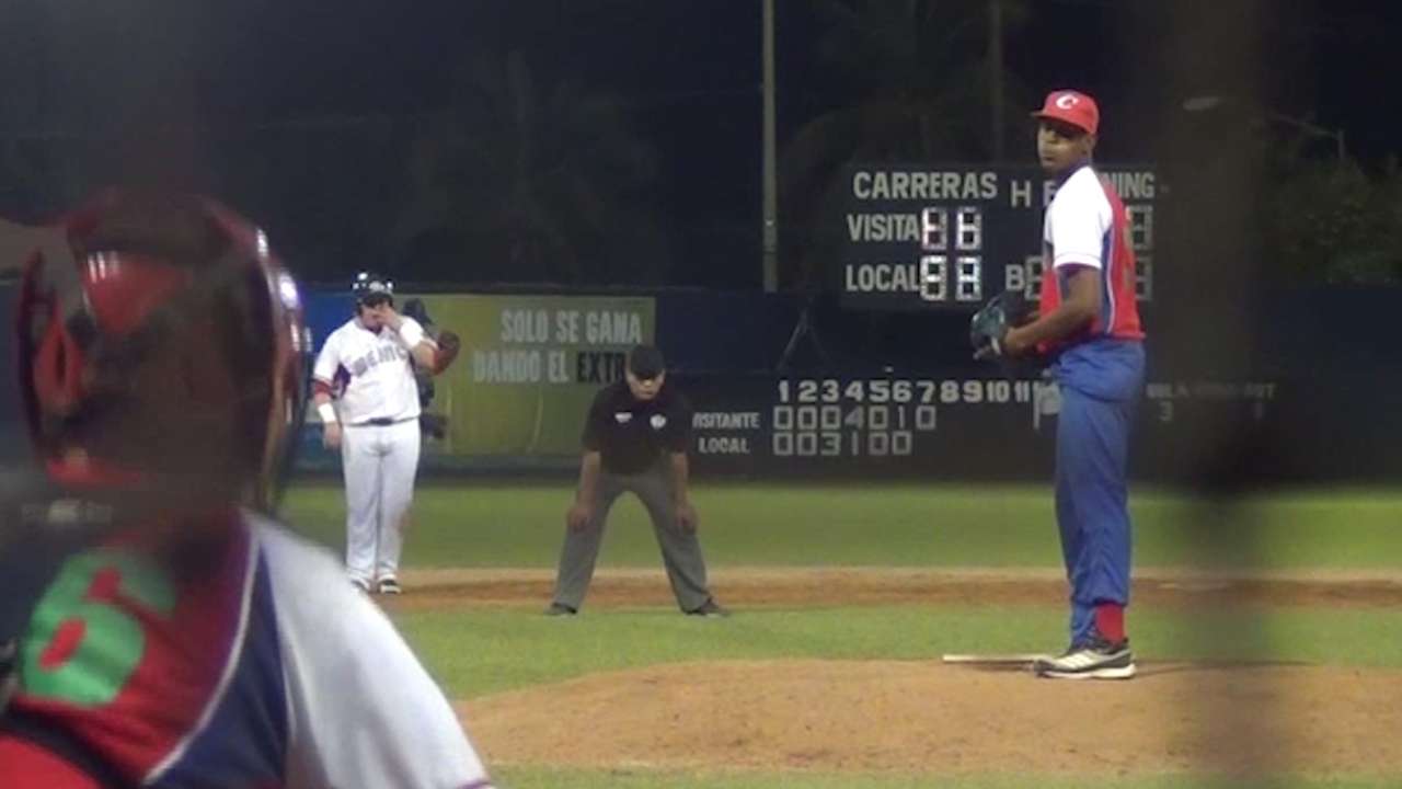 Padres sign Cuban teen pitcher Bolanos