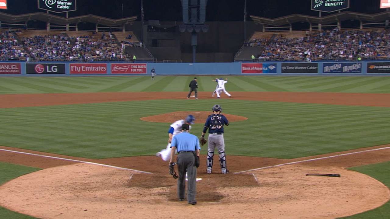 Turner, Grandal downplay dugout argument