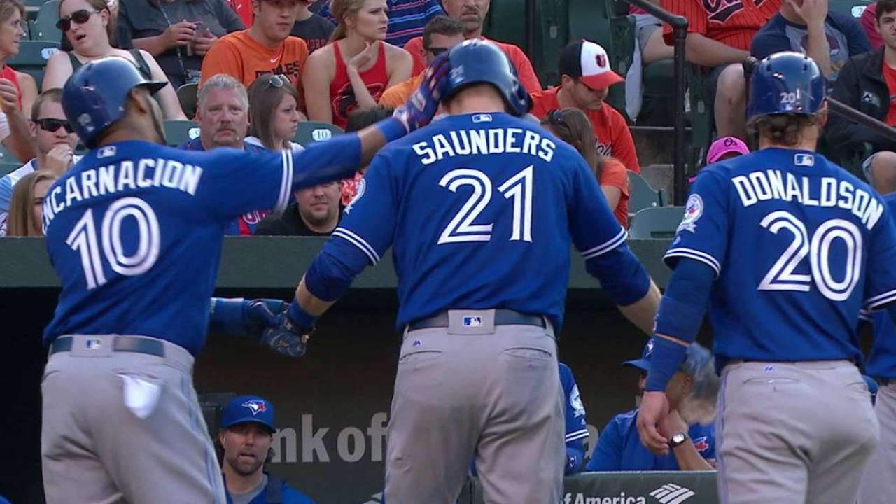 Saunders suena 3 jonrones, produce 8 en triunfo de Azulejos