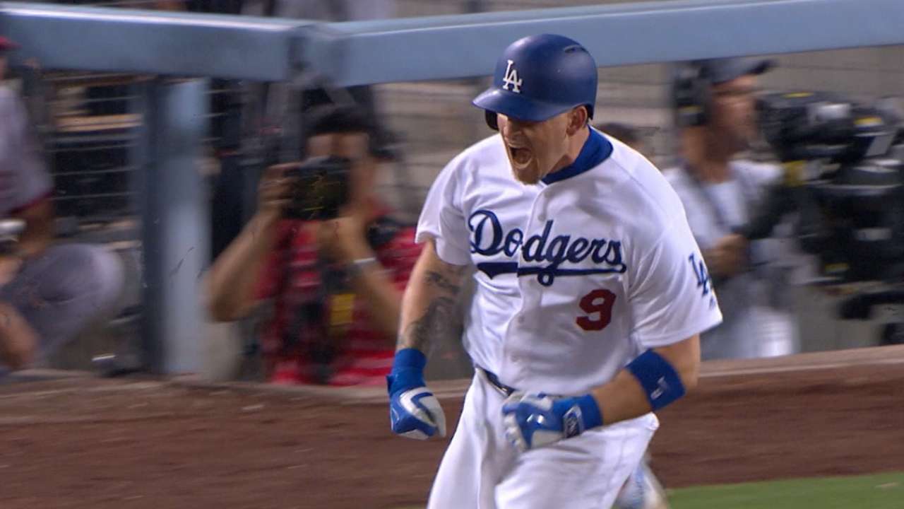 Grandal stuns Nats, slugs LA to 5th straight win