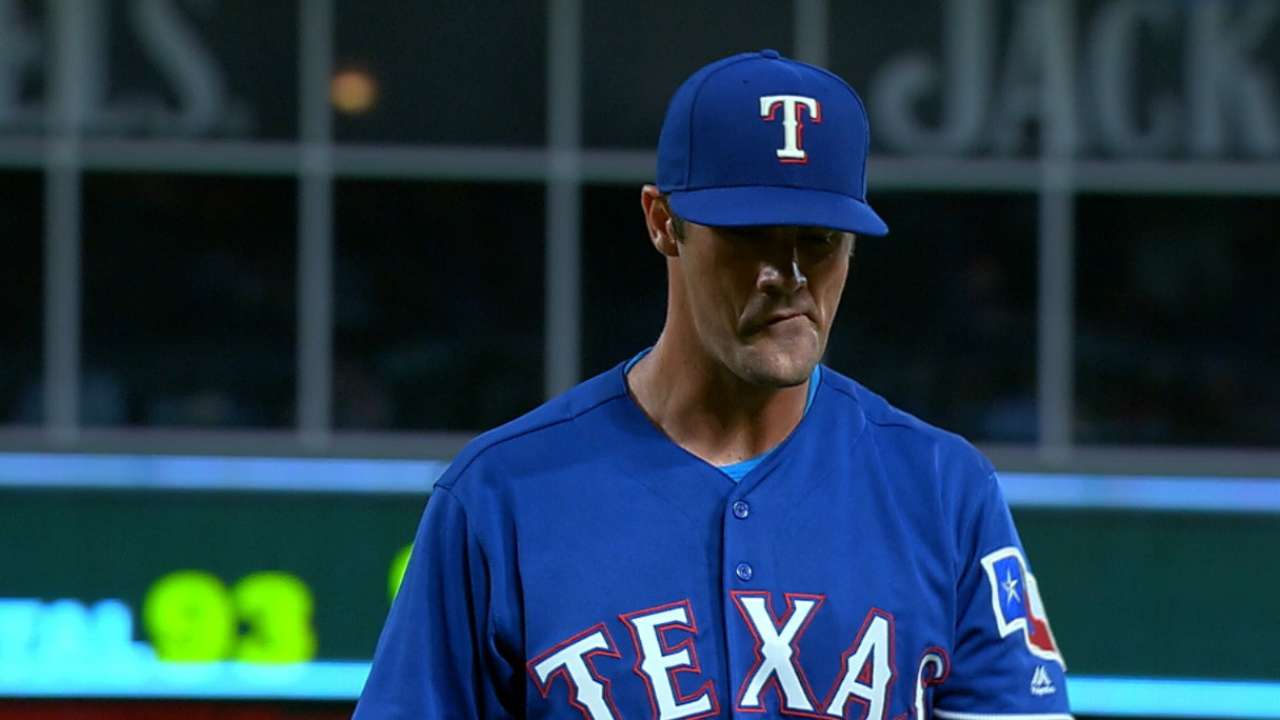 Cole Hamels poncha a ocho y Rangers se vengan de Rojos