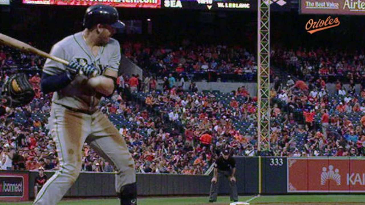 Longoria hits a foul tip