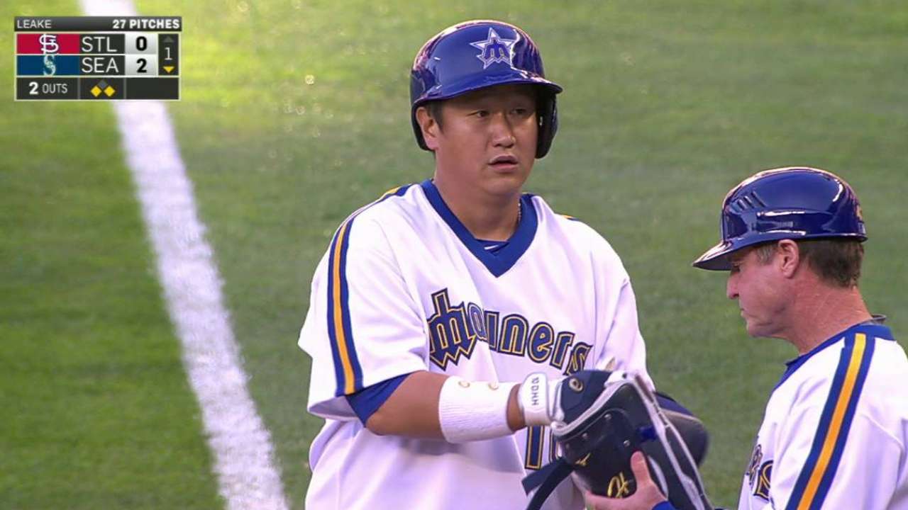 Mariners build big lead, hang on vs. Cards