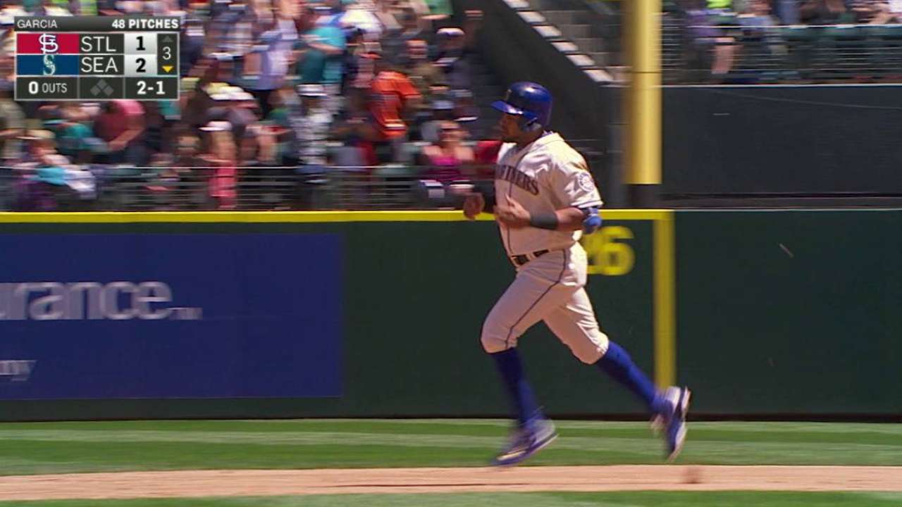 Cruz's solo homer
