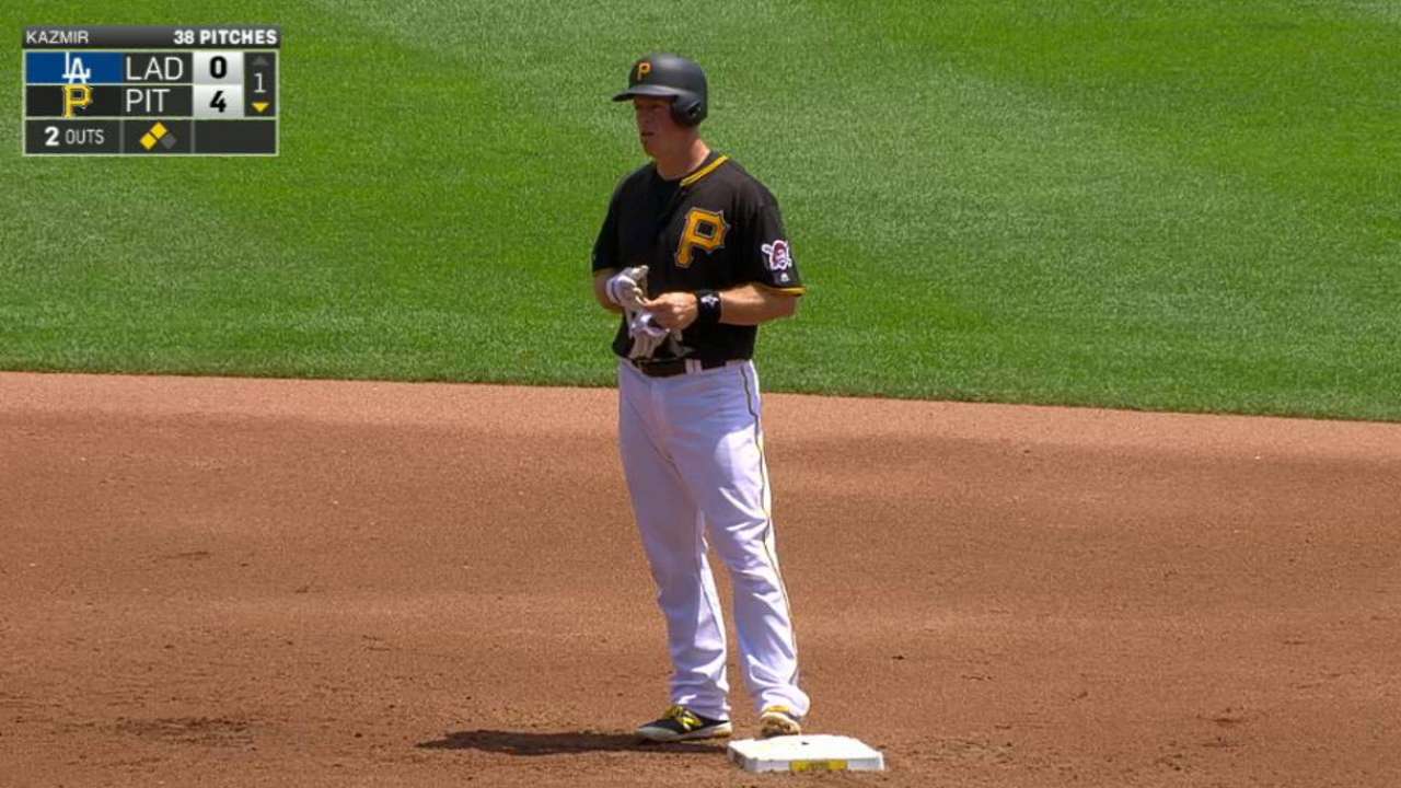 Blue Jays sign veteran Kratz to Minors deal