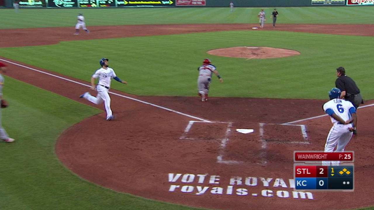 Reales derrotan a Cardenales en noche perfecta de Morales