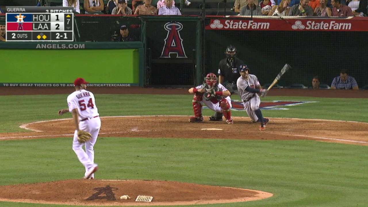 Altuve extiende racha embasándose y Astros doblegan a Angelinos