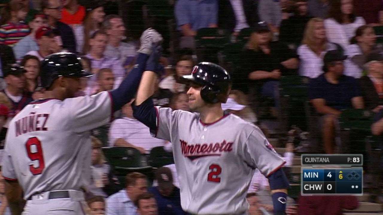 Brian Dozier suena dos HR y Minnesota se impone en Chicago