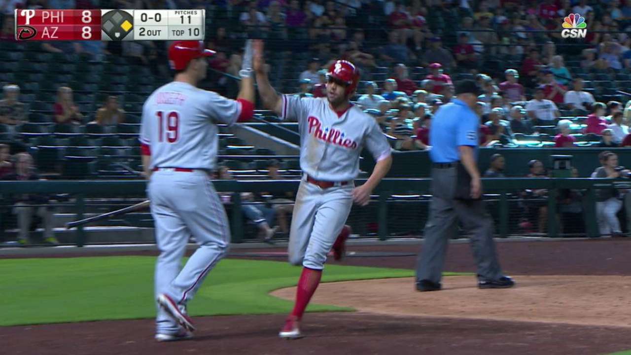 Filis sacan escobas ante D-backs en extrainnings
