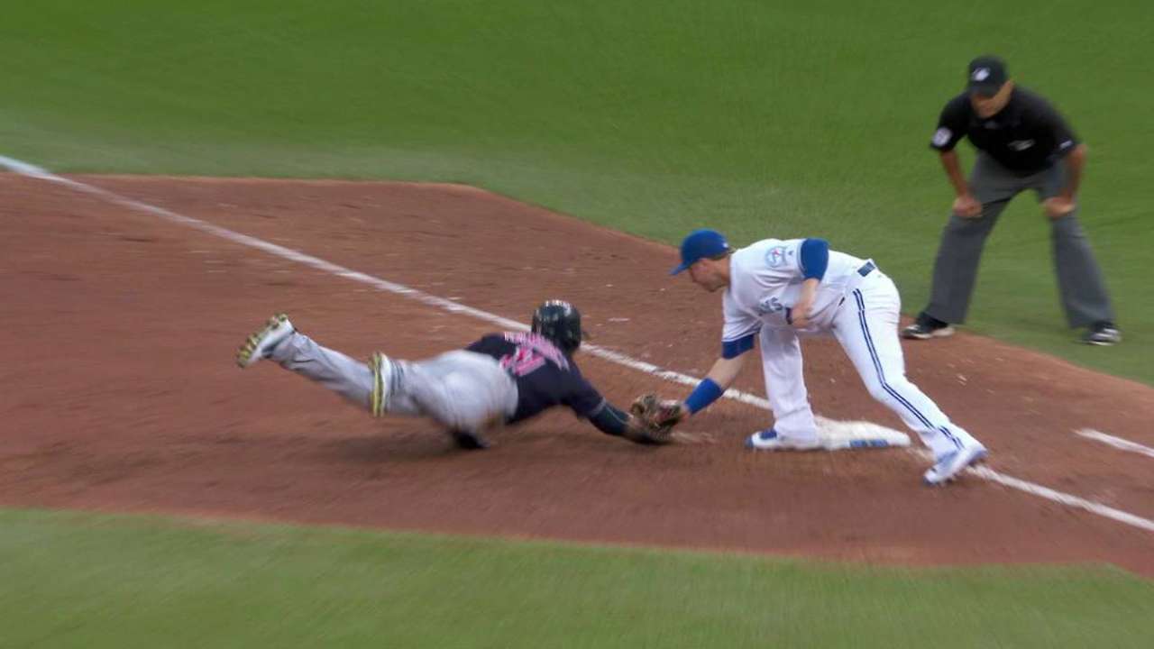 Dickey picks off Ramirez