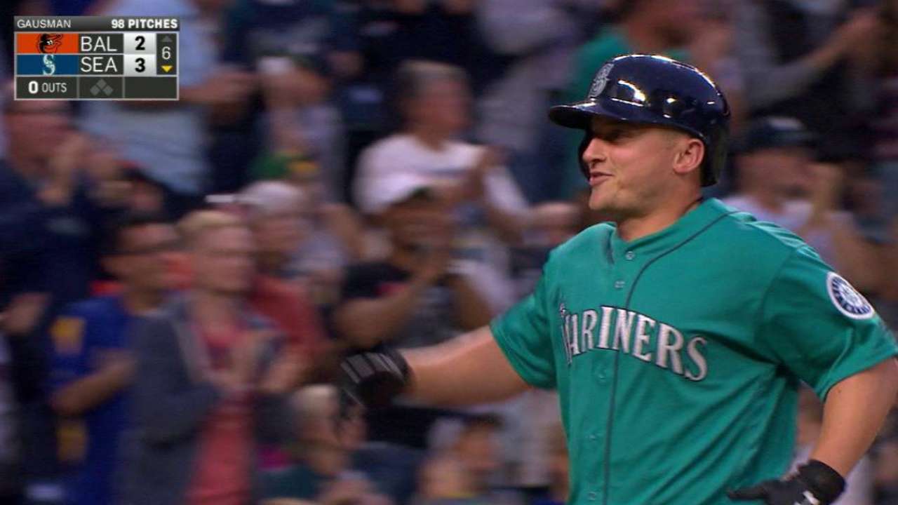 Marineros le pegan a los Orioles detrás de Seager, Lee