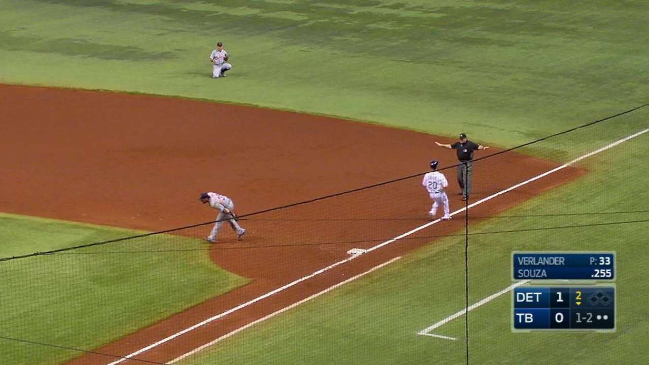 Souza Jr. legs out infield hit