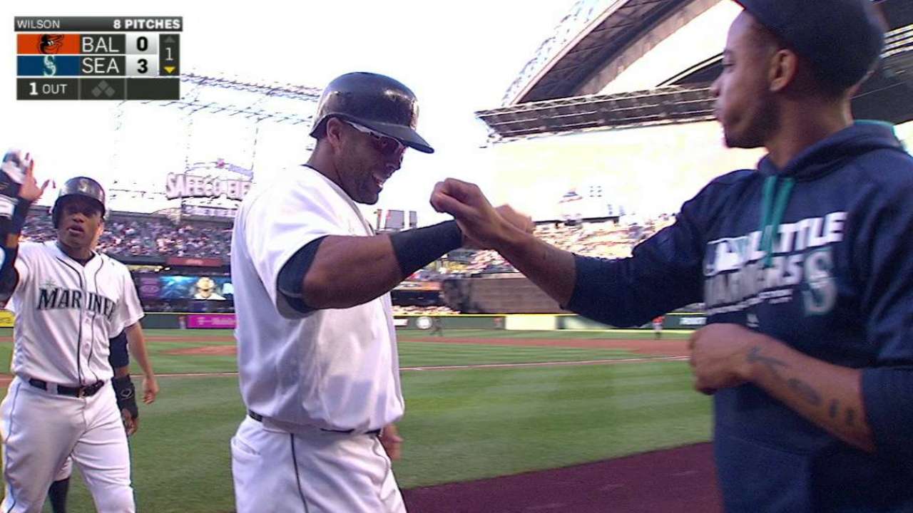 Cruz's monster three-run mash