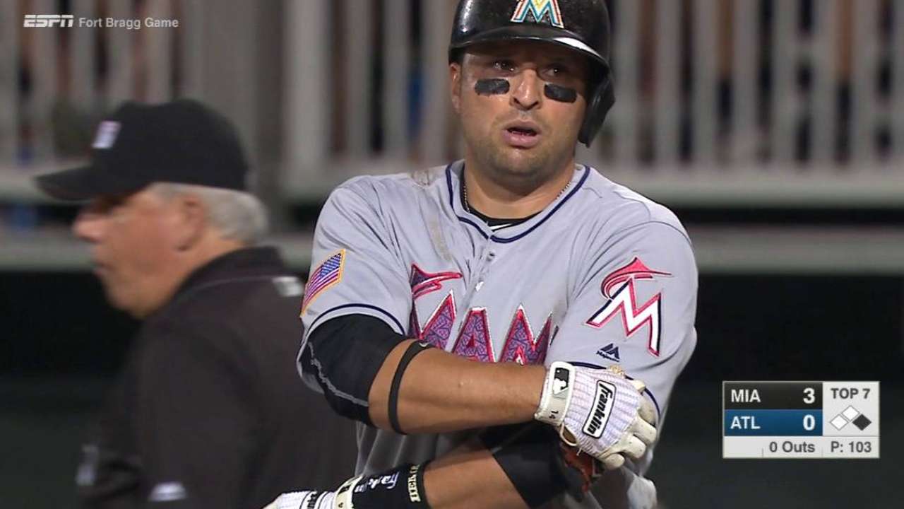 Marlins vencen a Bravos en estadio de base militar