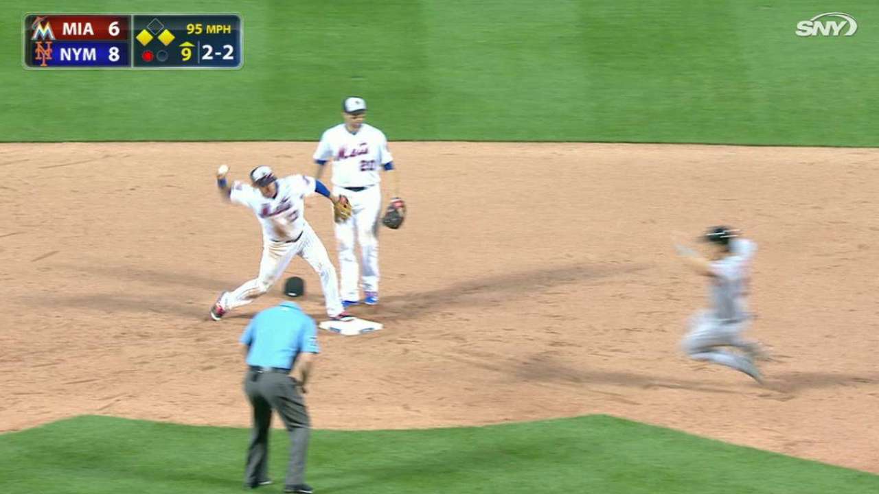 Familia shuts the door