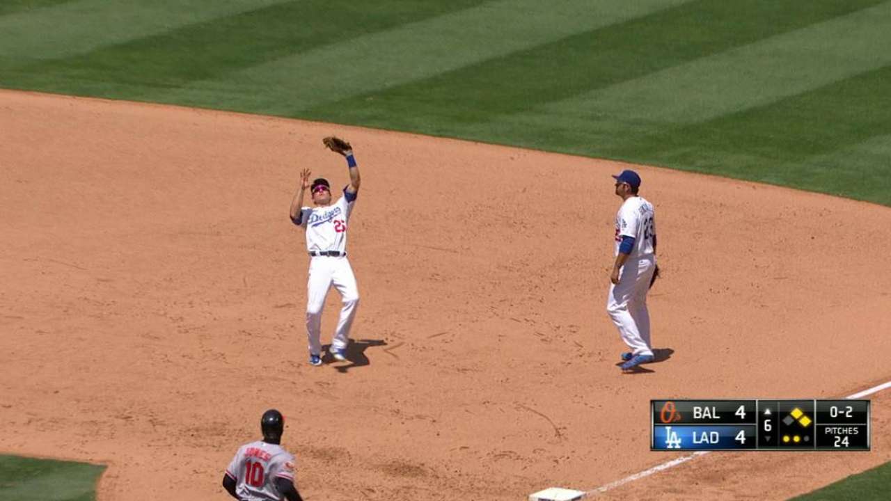 Fien escapes a jam in the 6th