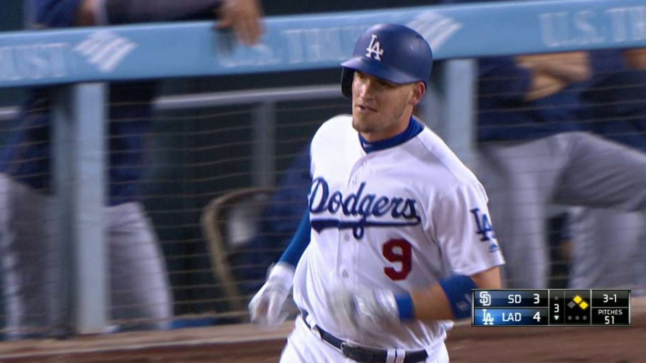 Grandal pega 3 jonrones y Dodgers igualan la serie a Padres