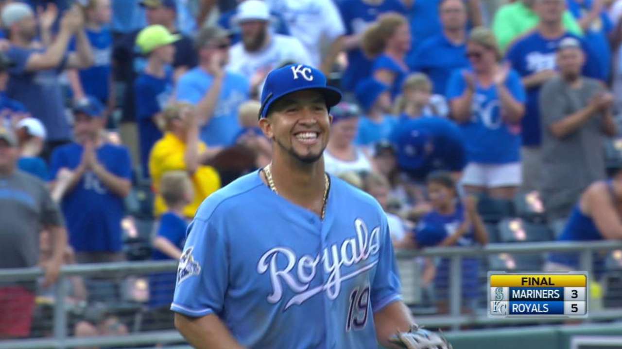 Herrera earns save, Royals win