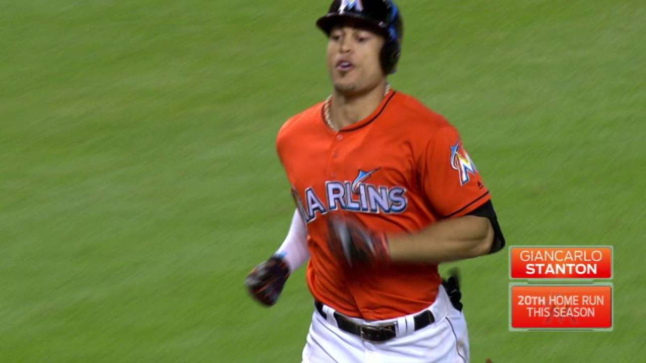 Jonrón de Stanton ayuda a Marlins a barrer a Rojos