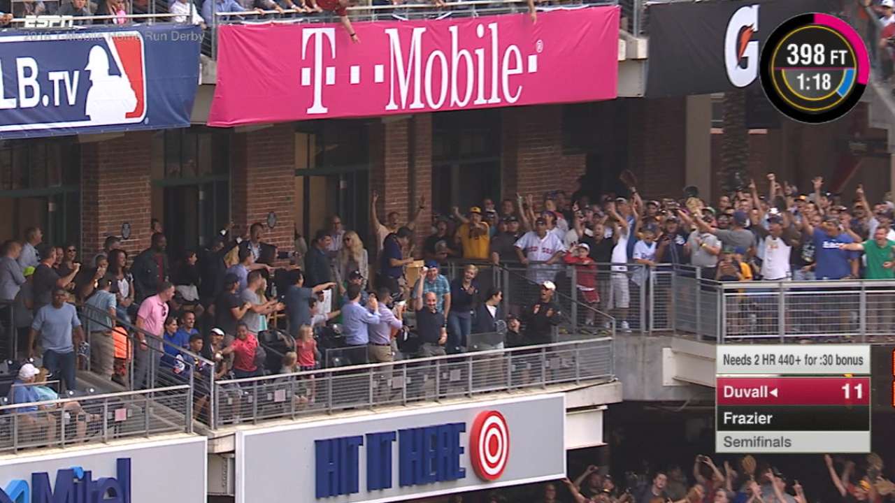 Fan's barehanded grab