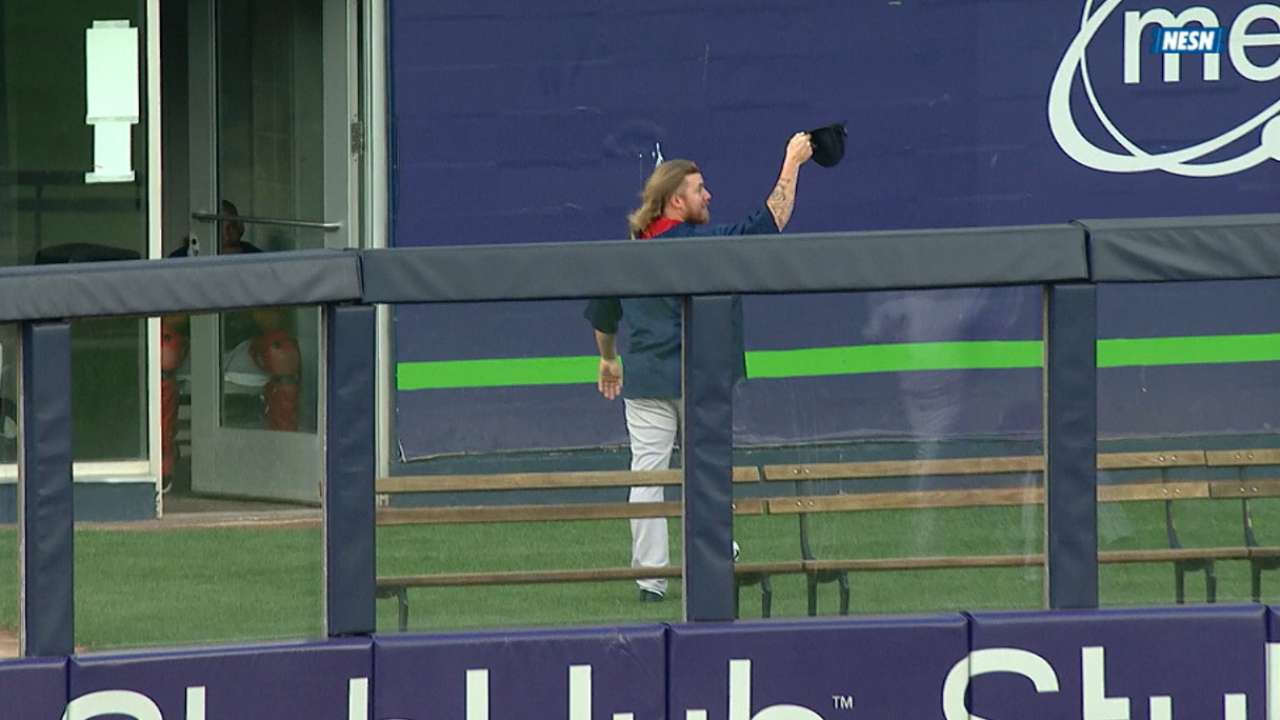 Ross catches Hanigan's home run