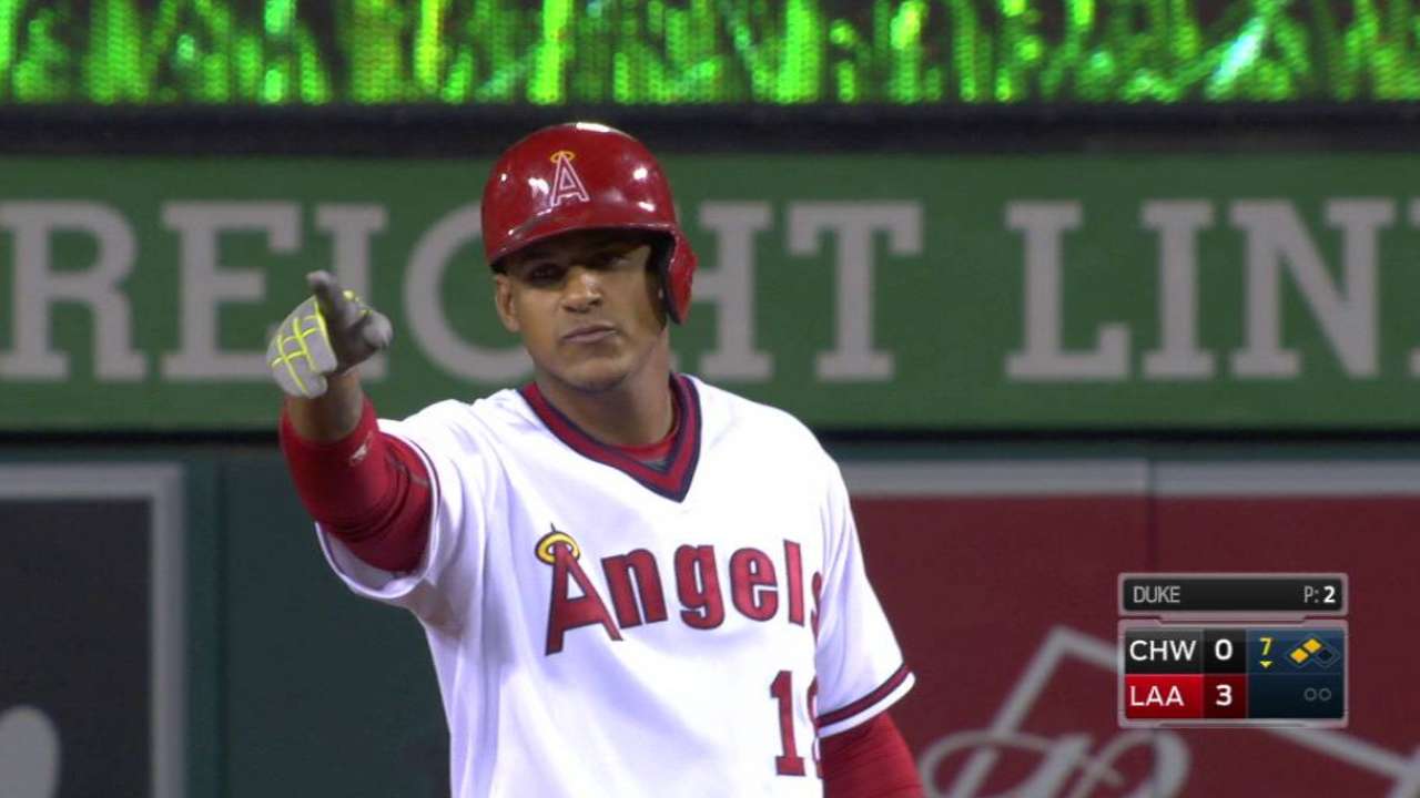 Angels blanquean a White Sox con joya de Santiago