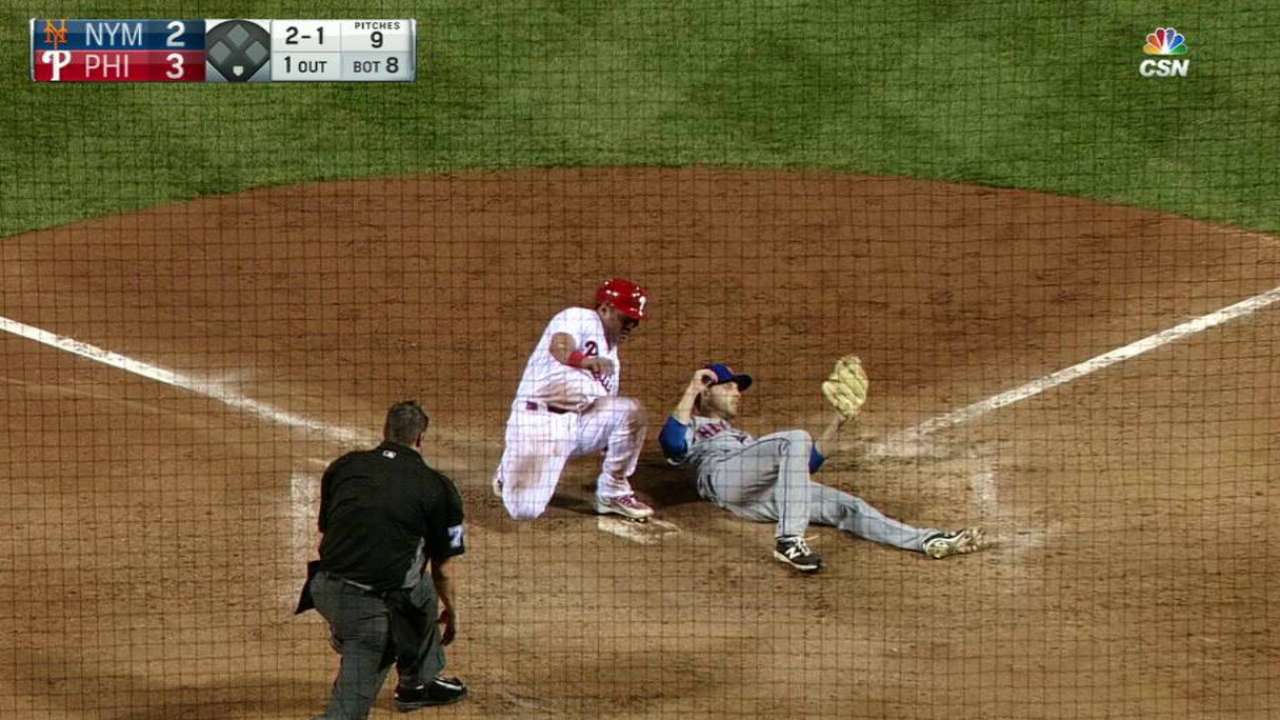 Late runs, Howard's homer boost Phils in win