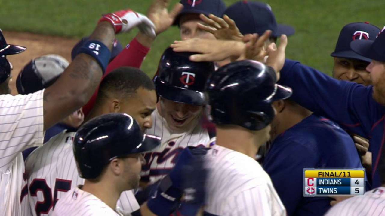 Mauer anota en la 11ma y Twins derrotan a Indios