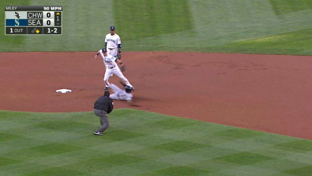 Lee starts smooth double play