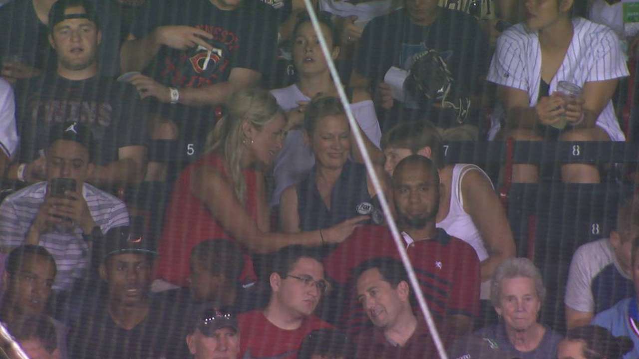 Surprise! Kepler's mom visits son at Fenway