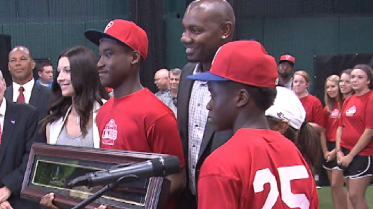 Phillies, Howard support UYA