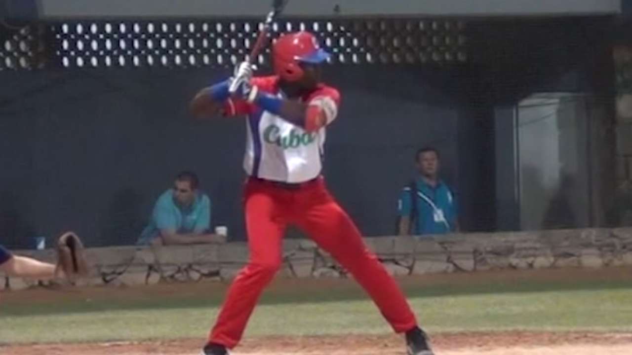 Padres officially agree with Cuban OF Ona