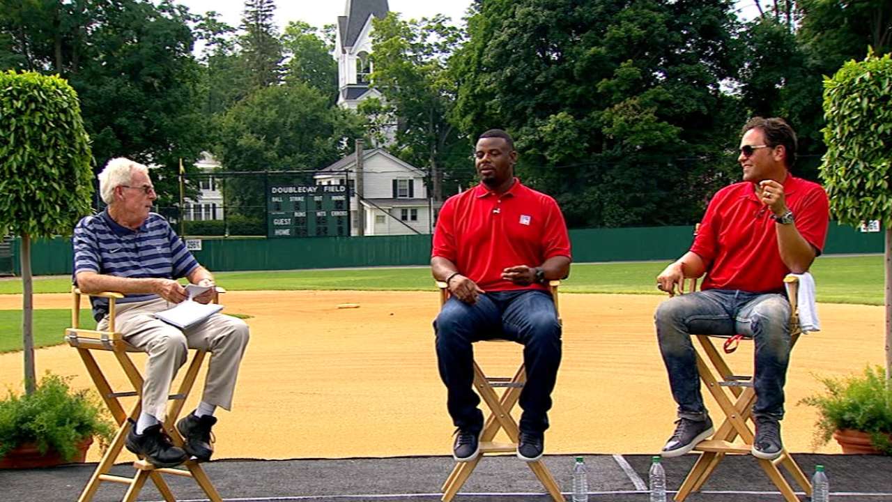 Griffey admires Ichiro's feat from afar