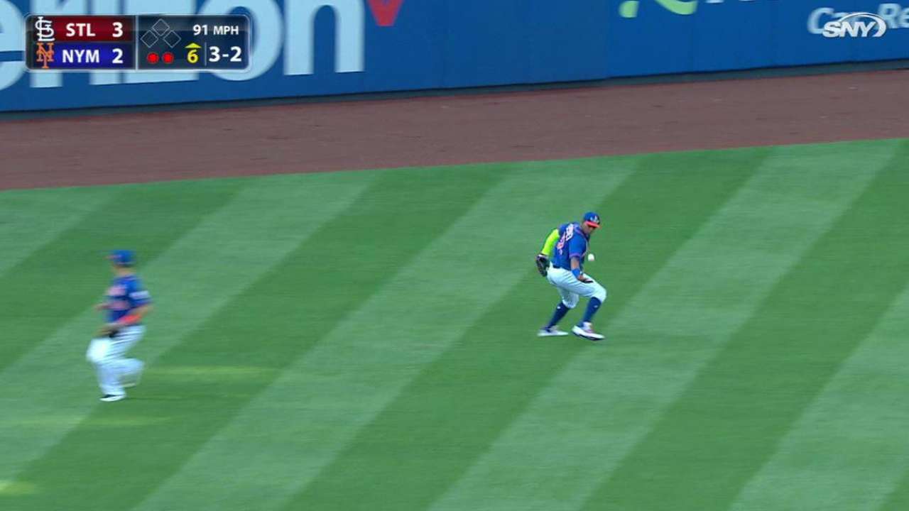 Céspedes usa sus reflejos para evitar un percance defensivo