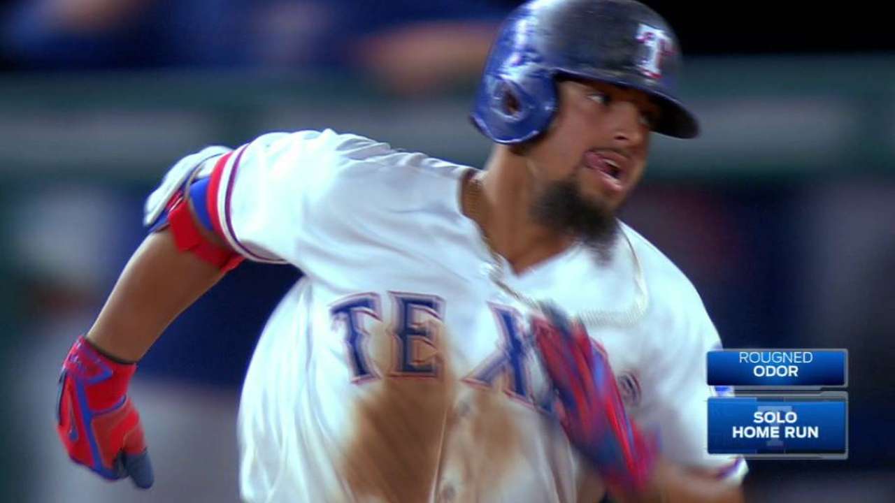 Par de HR de Odor impulsan a Rangers sobre K.C.
