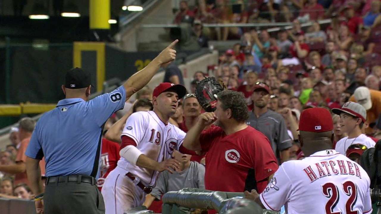Votto makes amends with fan