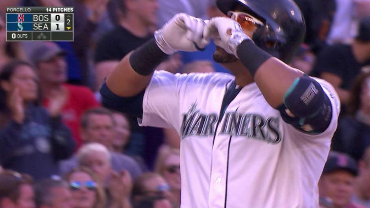 Iwakuma y el bate de Cruz alzan a los Marineros sobre Boston