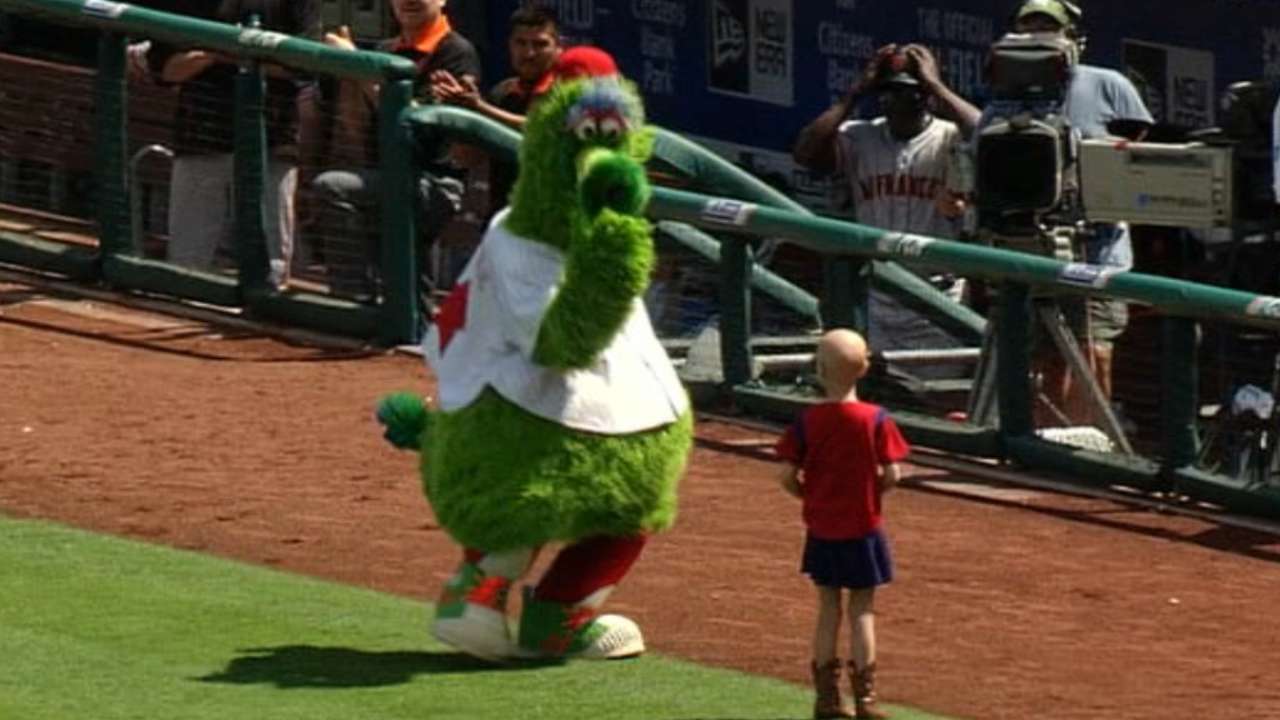 Young fan dances with Phanatic