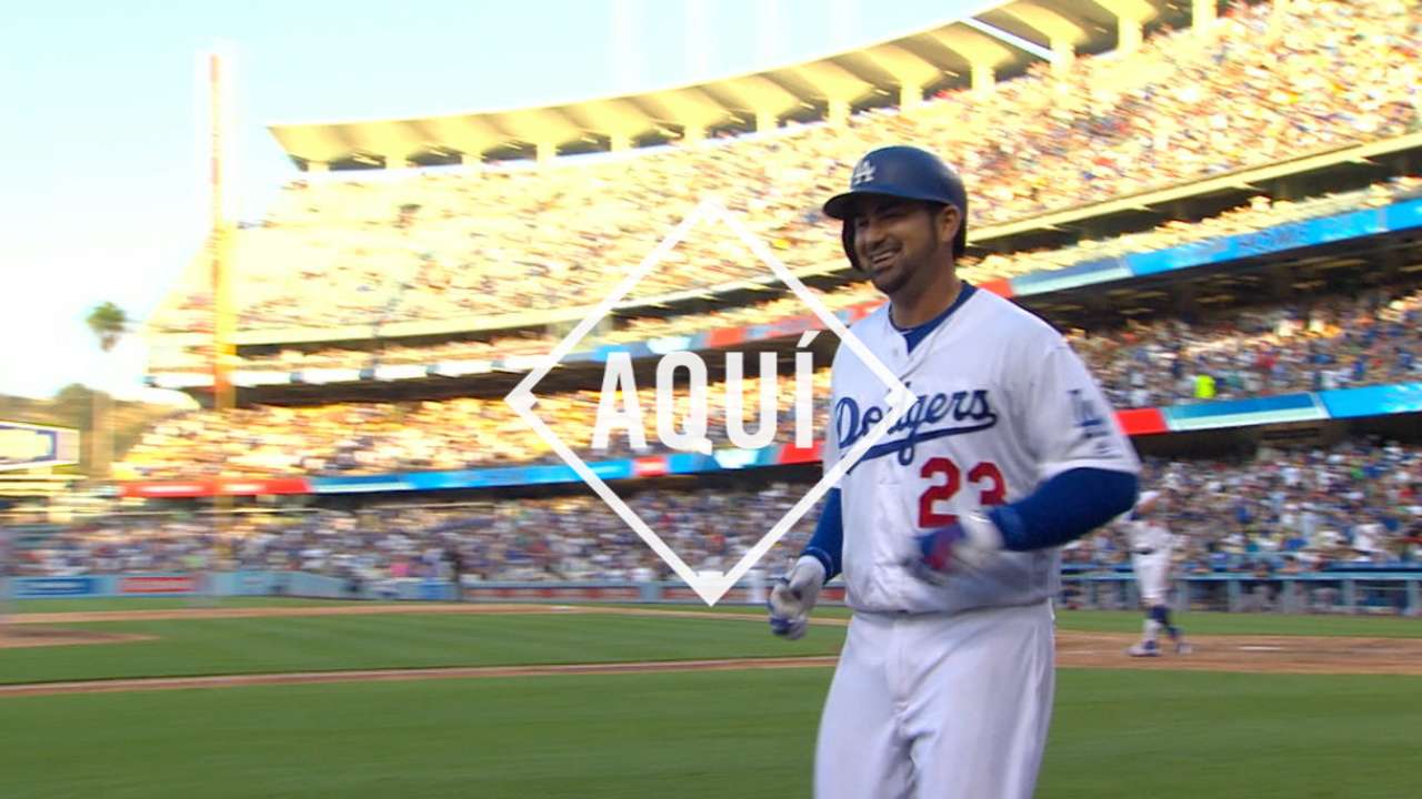 Adrián González llega a los 300 HR en medio de un resurgir