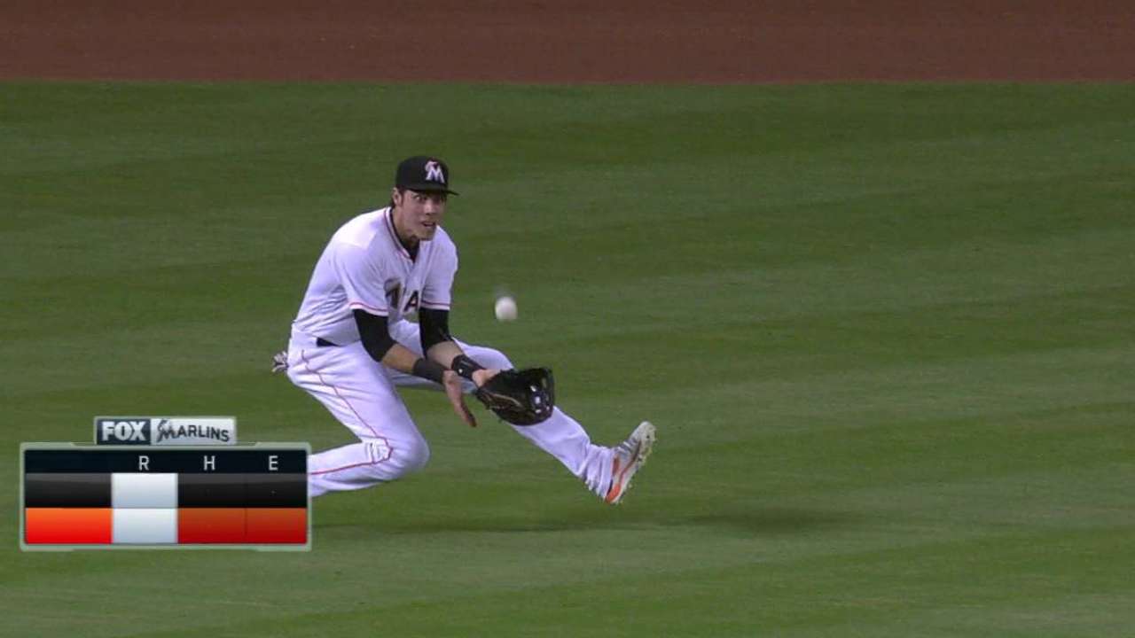 Yelich's sliding grab
