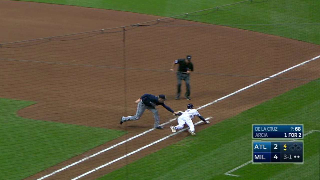 De La Cruz leaves game with knee contusion