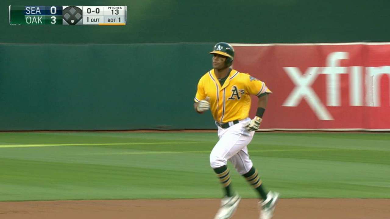 Davis' two-run homer
